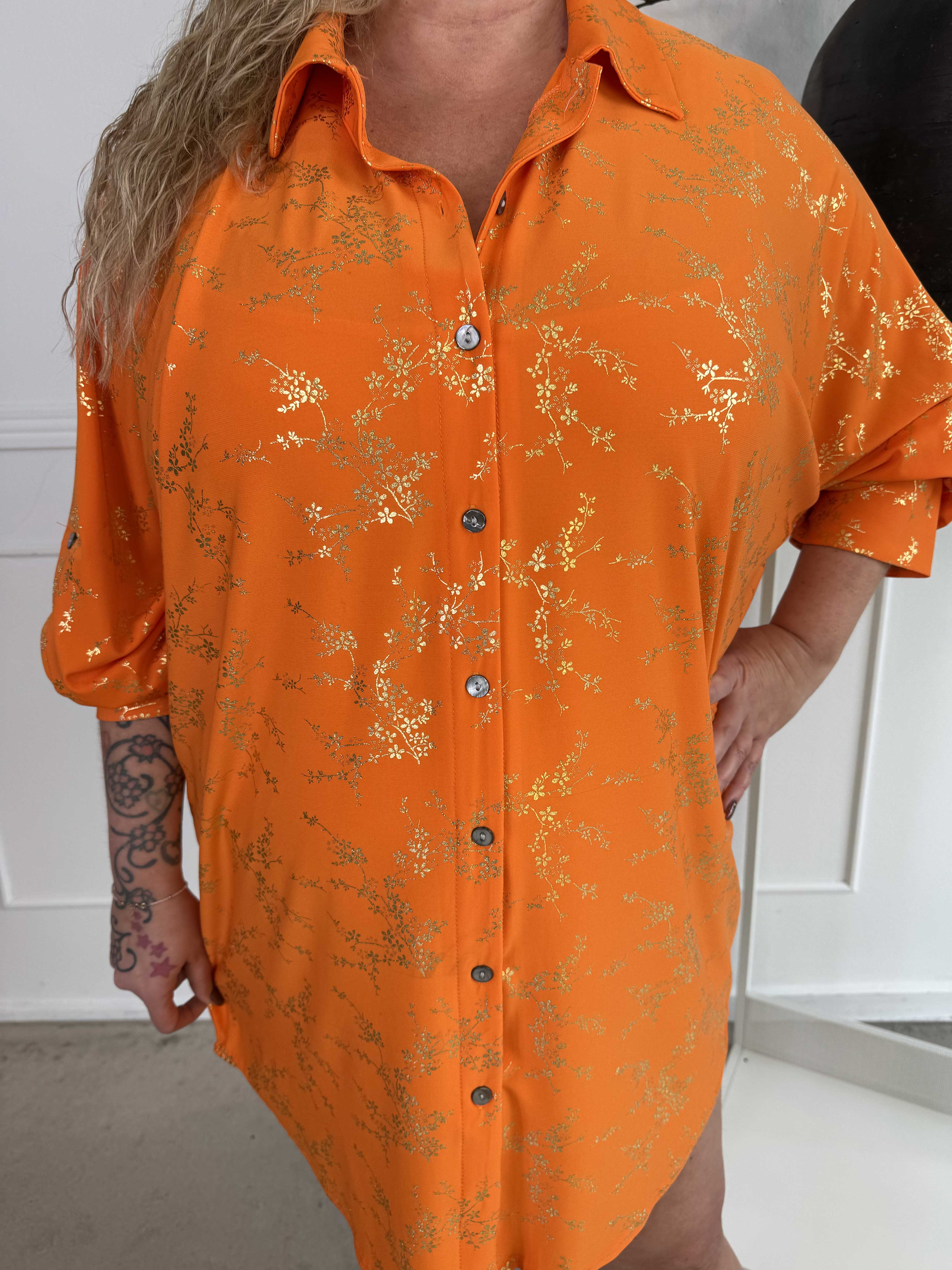 Mia Gold - Elastisk plus size skjortekjole med gulddetaljer